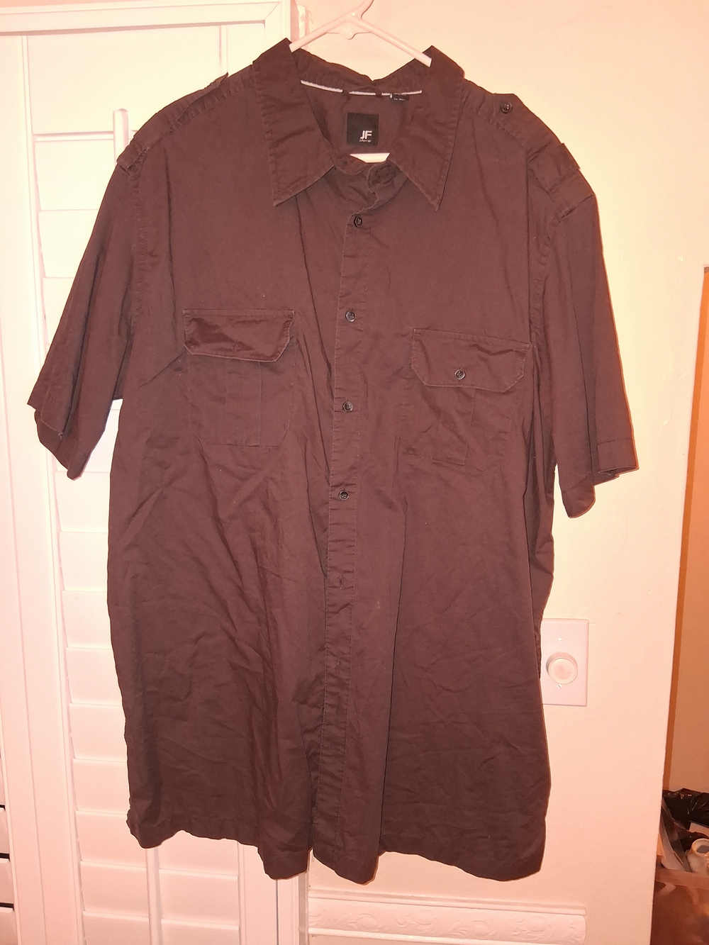 Men’s Short-Sleeve Button-Up Shirt in Dark Brown